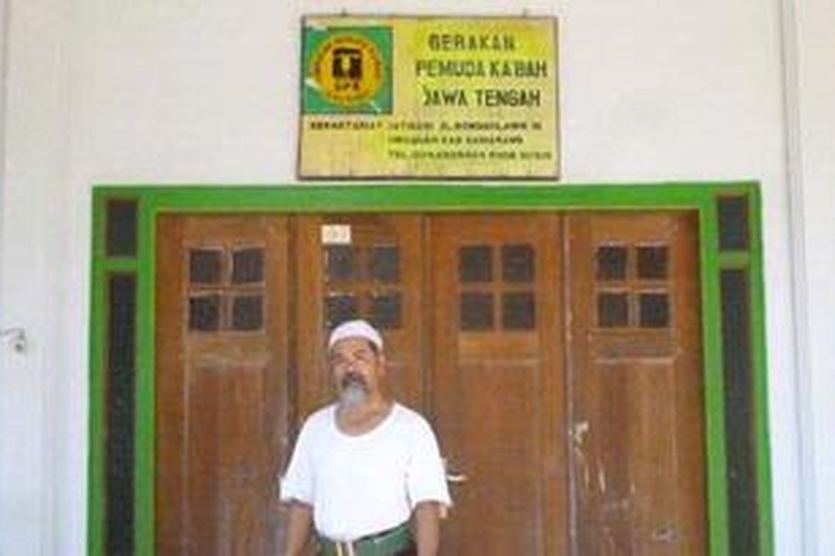 Sekretaris MPO GPK Jateng, M Teguh  Santoso berdiri didepan pintu markas GPK Jateng di Jatisari Ungaran.