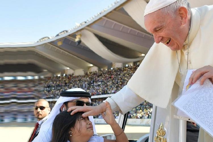 Paus Fransiskus memberkati seorang bocah yang berasal dari Kolombia saat di Abu Dhabi, Uni Emirat Arab, pada Selasa (5/2/2019). Bocah itu sengaja datang ke Abu Dhabi untuk bertemu dengan Paus.