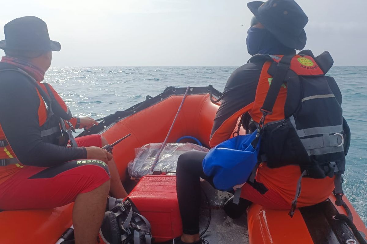 Tim SAR gabungan saat melakukan operasi pencarian terhadap remaja Warga Negara Uzbekistan, berinisial B (14), yang hilang terseret ombak di Pantai Kuta, Badung, Bali, pada Kamis (4/1/2023). /Dok. Humas Basarnas Bali