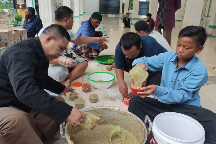 Sejumlah pengurus Masjid Agung Jamik Singaraja menyiapkan menu bubur Kajanan untuk buka bersama.