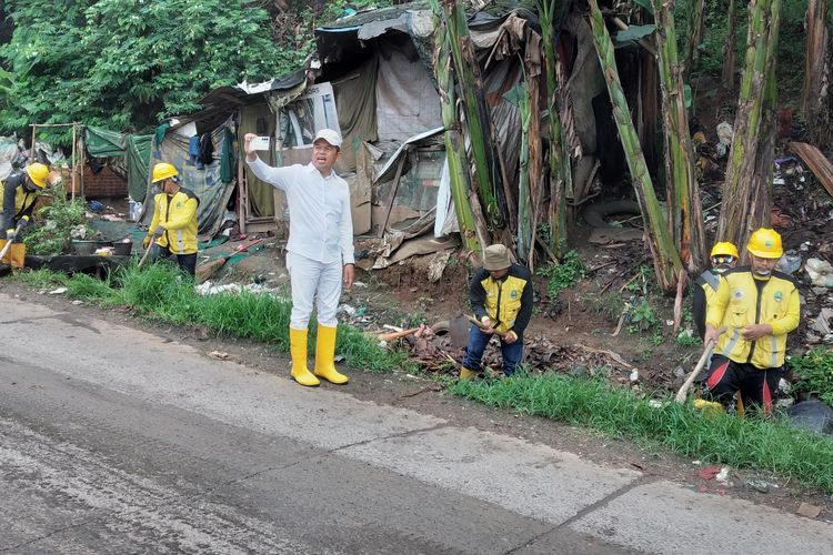 Gubernur Jawa Barat Dedi Mulyadi memonitor pembongkaran bamgunan kumuh di kawasan TPA Sarimukti, Bandung Barat, Jawa Barat, Senin (14/7/225).