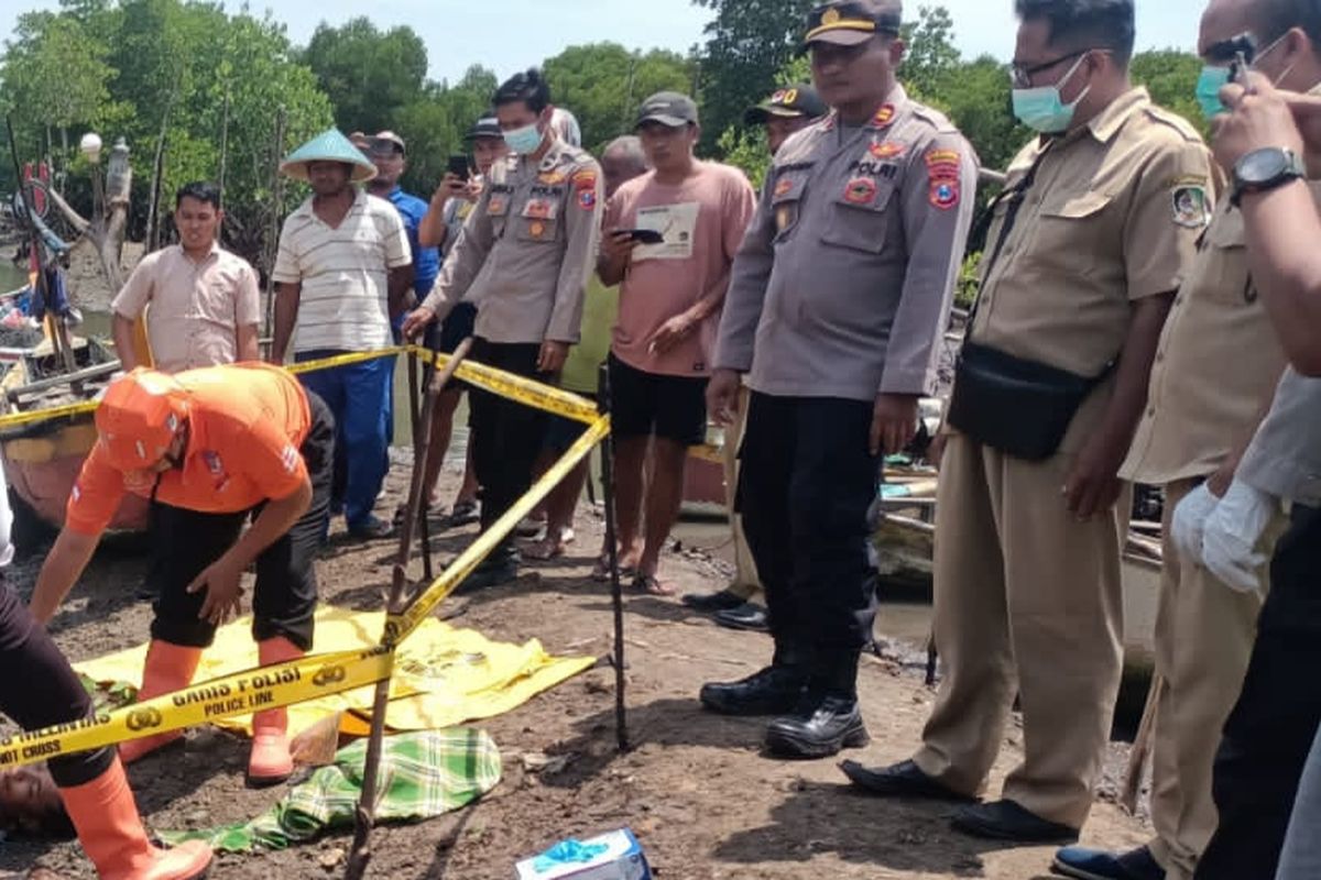 Korban saat dievakuasi petugas di pinggir Pantai Larangan Banyuwangi 