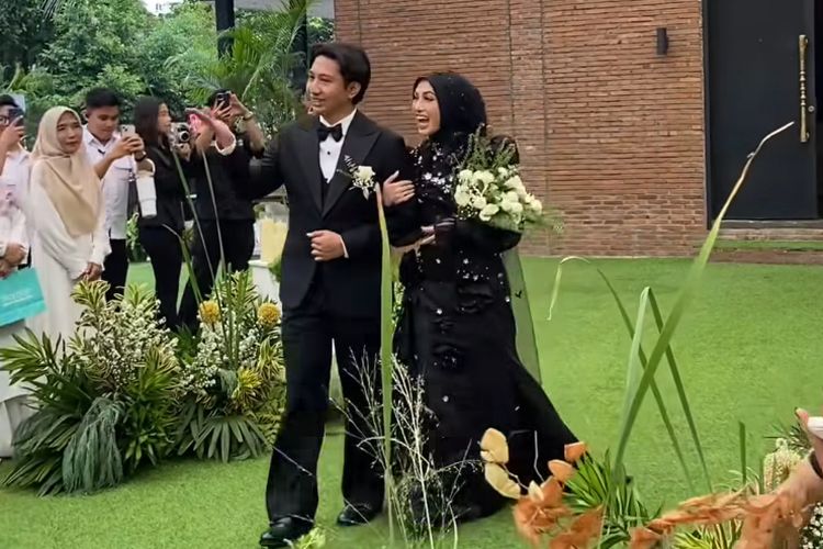 9 Style Resepsi Feby Putri dan Adam Febrian di Tangerang, Nuansa Monokrom