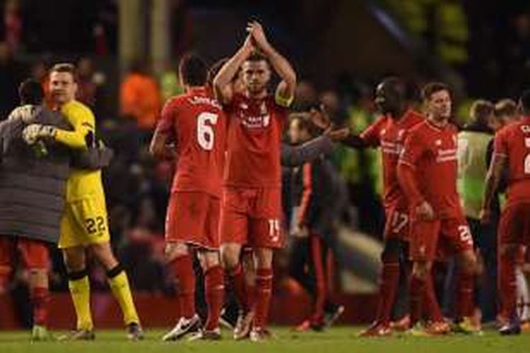 Jordan Henderson membalas aplaus penonton seusai Liverpool menang atas Manchester United di Anfield pada Liga Europa, Kamis (10/3/2016).