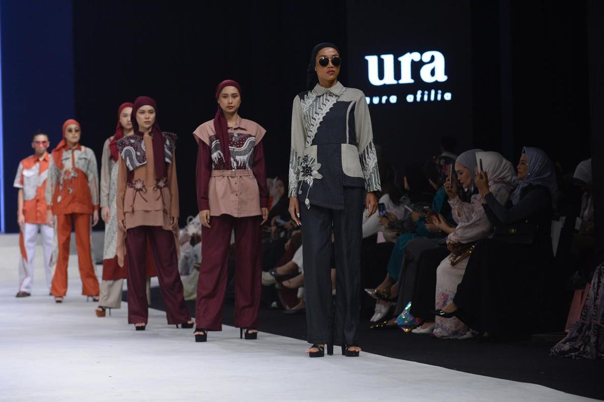 Karya Aura Afilia Azzahra desainer muda berbakat asal Jawa Timur membawa jeans ke ranah fashion ready-to-wear yang elegan dan sarat makna.