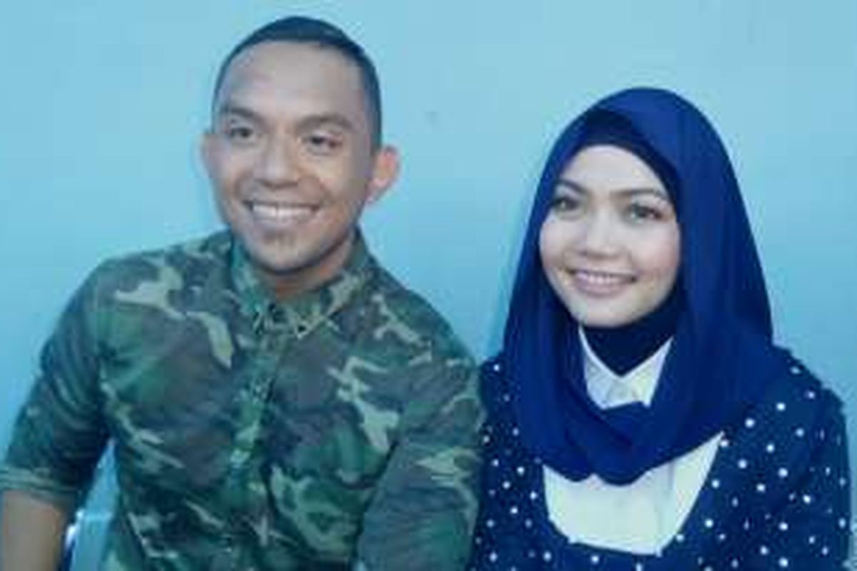 Rina Nose (kanan) dan Fakhrul Razi (kiri) bertemu dengan para wartawan sesudah menjadi bintang tamu dalam sebuah program bincang-bincang di Studio Trans TV, Jakara Selatan, Senin (26/9/2016).