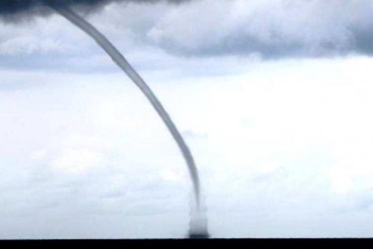 Fenomena waterspout.