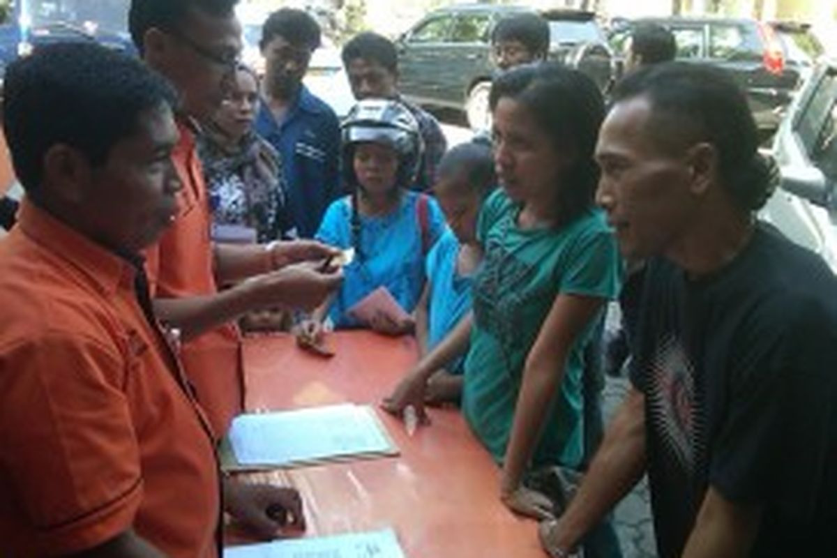 Warga Denpasar Selatan mendatangi Kantor Pos Renon, Sabtu (22/6/2013) untuk mencairkan Bantuan Langsung Sementara Masyarakat (BLSM).