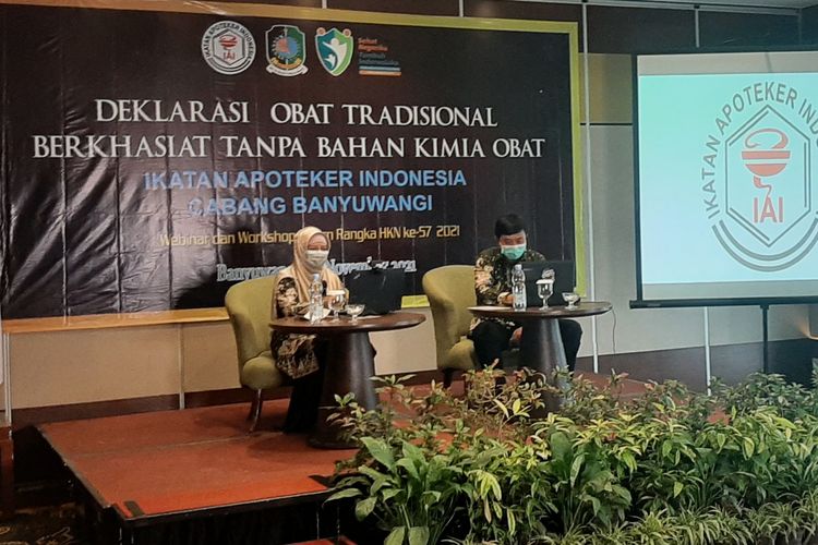 Kepala Instalasi Farmasi Rumah Sakit Umum Daerah (RSUD) Blambangan, Banyuwangi, Ari Kurnianingsih, memberikan materi dalam workshop Ikatan Apoteker Indonesia (IAI) Banyuwangi, Sabtu (27/11/2021). 