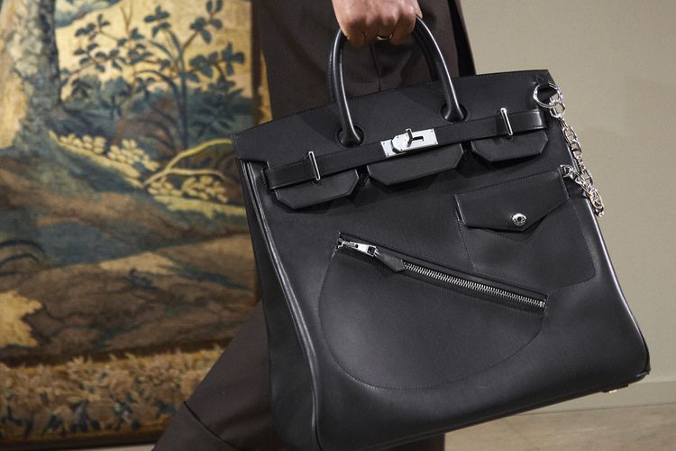 Penampakan tas Birkin pria itu terlihat dalam peragaan busana Hermes untuk musim gugur/musim dingin 2022 di Paris Fashion Week.
