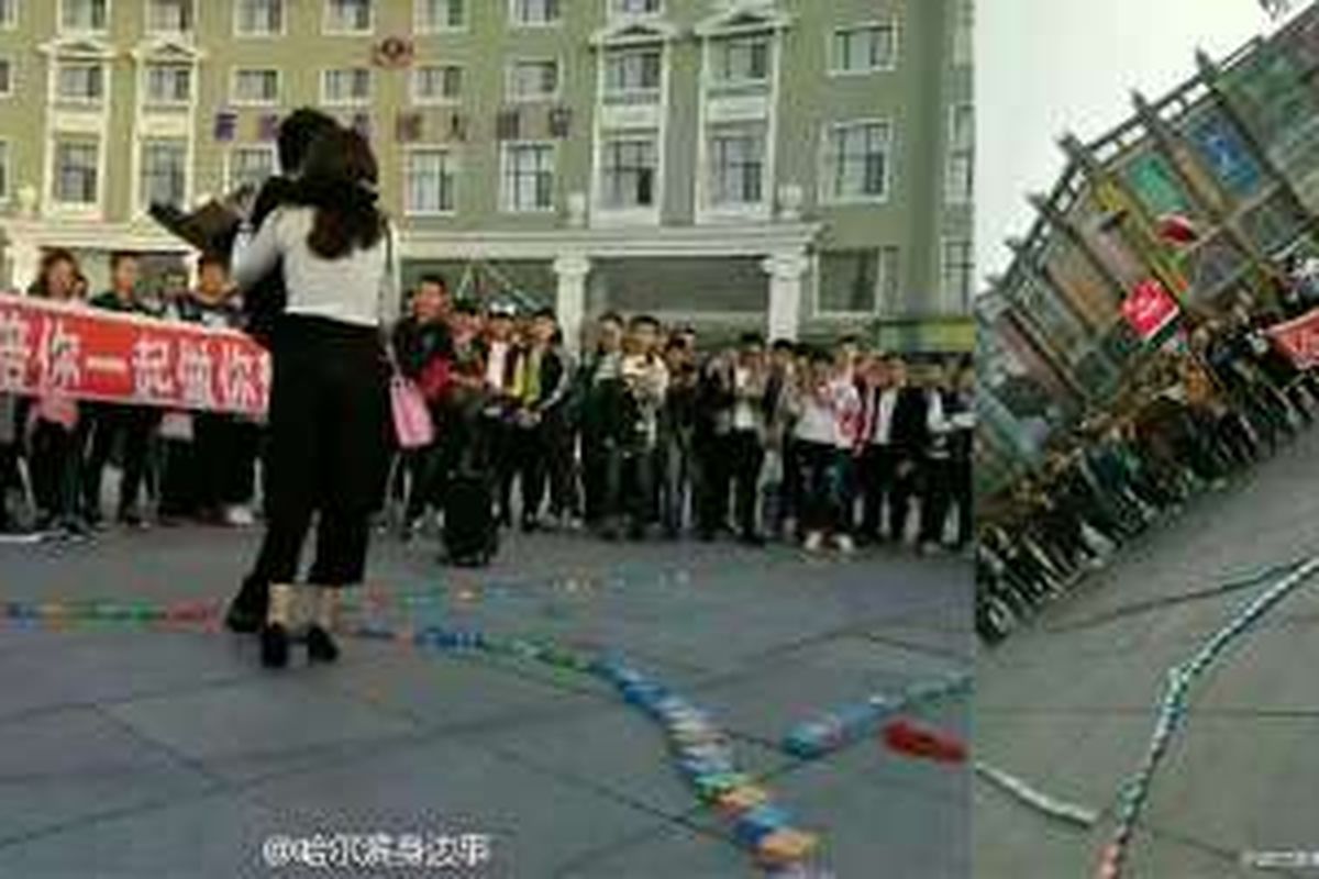 Pria China ini melamar sang kekasih dengan hamparan ratusan kotak kondom di sebuah lapangan terbuka. 
