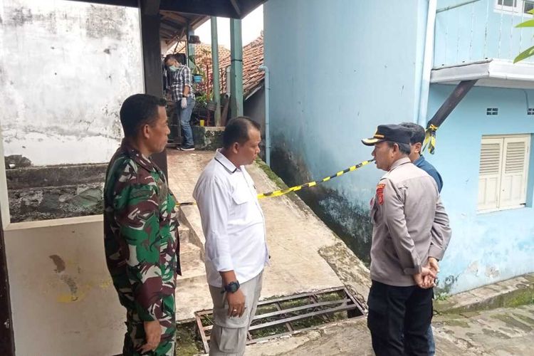 Polisi melakukan olah TKP di rumah korban di Regol Wetan, Sumedang Selatan, Kamis (11/1/2024). Dok. Polres Sumedang/KOMPAS.com