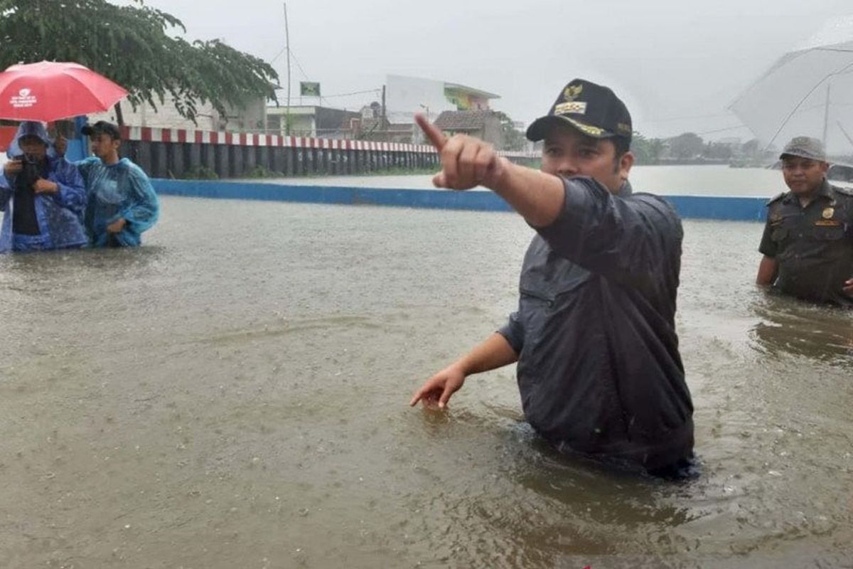 Wali Kota Tangerang Arief Wismansyah meninjau lokasi banjir di kawasan Priuk, Tangerang, Sabtu (1/2/2020)