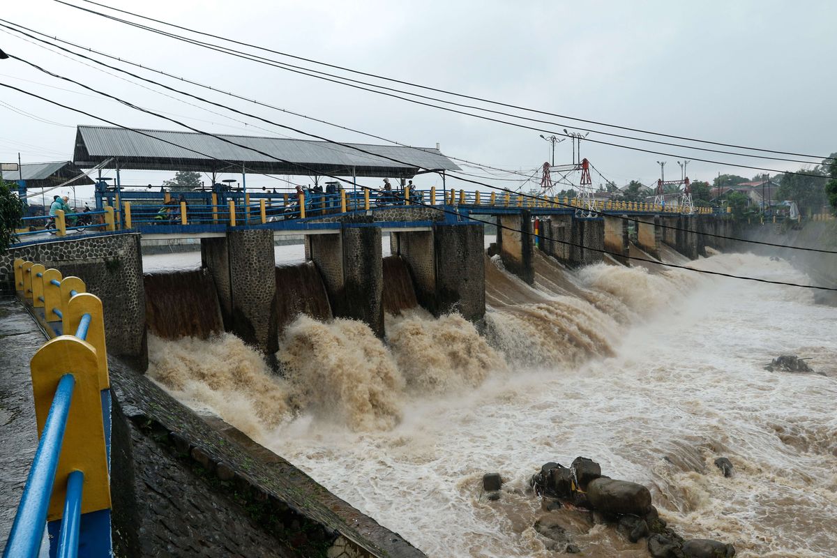 Bendungan Katulampa, Bogor, Senin (24/2/2020). Level ketinggian air di Bendung Katulampa mencapai 70 cm atau siaga 4.