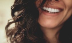 Apakah Pura-pura Tersenyum Bisa Membuat Bahagia?