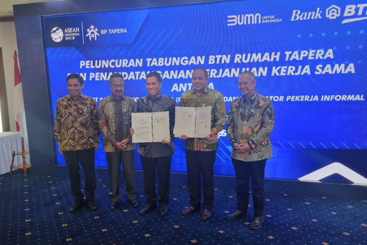 (kiri) Direktur Utama Bank BTN Nixon LP Napitupulu dan Komisioner BP Tapera Adi Setianto serta Direktur Jenderal Pembiayaan Infrastruktur dan Perumahan Kementerian PUPR Herry Trisaputra Zuna (kanan) saat acara Peluncuran Tabungan BTN Rumah Tapera di Menara BTN, Jakarta, Selasa (1/8/2023).