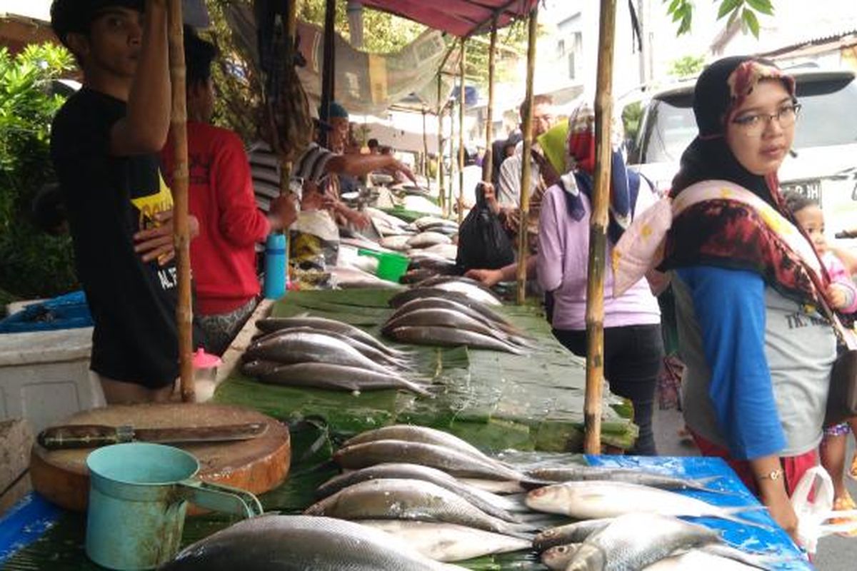 Jalan Sulaiman di Rawabelong berubah menjadi pasar ikan bandeng menjelang Imlek.