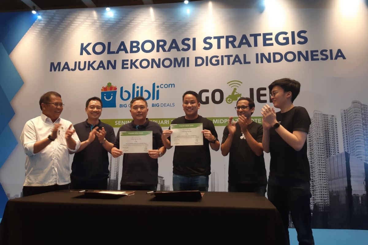 Menkominfo Rudiantara (kiri) bersama perwakilan grup Djarum dan Go-Jek, Senin (12/2/2018).