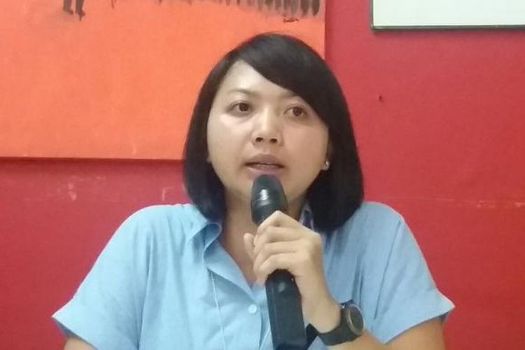 Tim Divisi Pembelaan Hak Sipil dan Politik Kontras Putri Kanesia di Kantor Kontras, Jakarta, Jumat (9/10/2015)