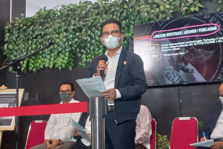  Wakil Ketua LPSK Achmadi saat melaporkan keputusan lembaga terkait permohonan perlindungan kasus Brigadir J di Kantor LPSK Jakarta, Senin (15/8/2022). 