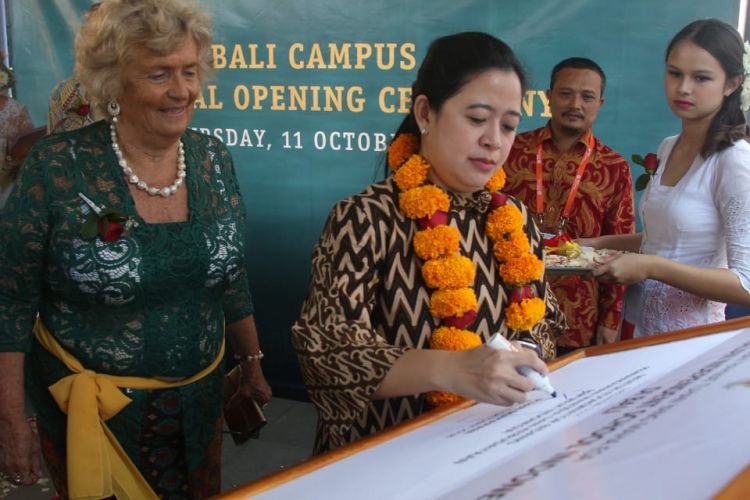 Selain menghadiri pelaksanaan IMF-World Bank Annual Meeting 2018 di Bali, Menko PMK Puan Maharani juga meresmikan kampus baru Australian Independent School (AIS) Bali, Kamis (11/10/2018).