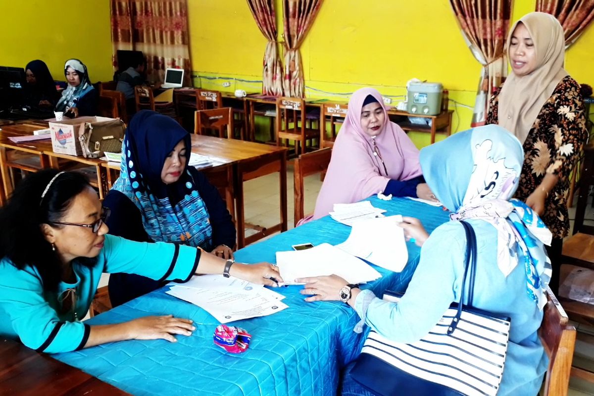 Pasca pengumuman PPDB, orang tua siswa langsung melakukan pendaftaran ulang di SMP negeri 4 Kota Palopo, Senin (08/07/2019)