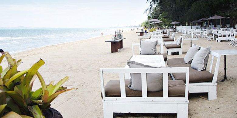 Glass House Beachfront Restaurant & Bar yang berada di pinggir pantai Na-Jomtien, Pattaya, Thailand.