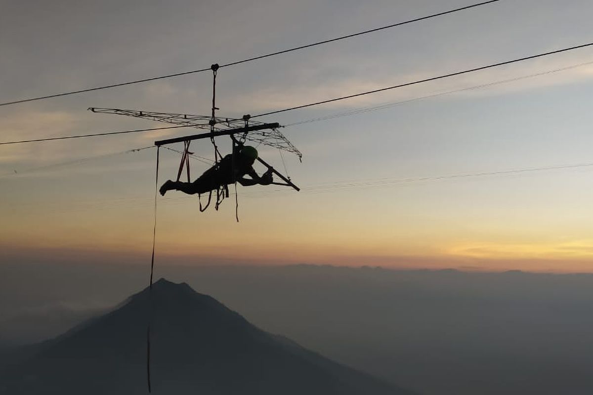 Inggil Telomoyo, wahana flying fox di Gunung Telomoyo.