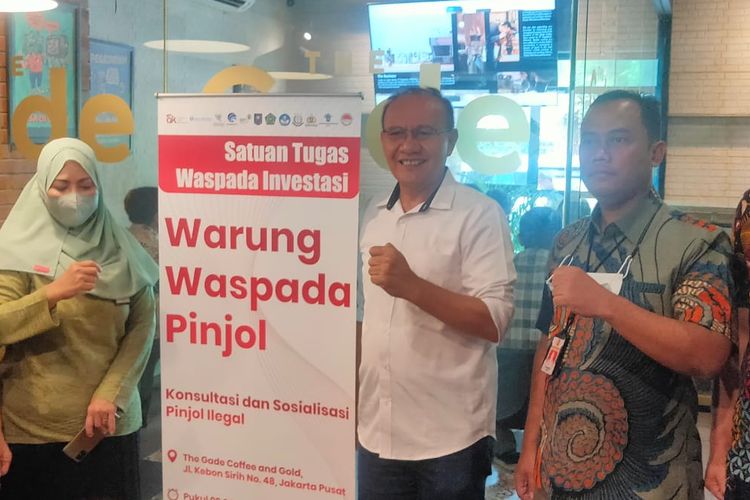 Ketua SWI OJK Tongam L. Tobing (baju putih) saat membuka Warung Waspada Pinjol di The Gade Coffee and Gold Kebon Sirih, Jakarta, Jumat (16/9/2022).