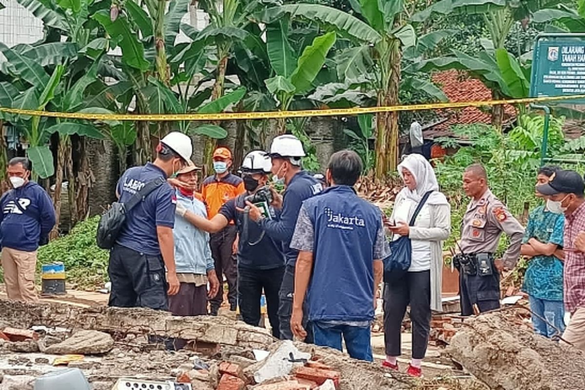 Polisi melakukan olah tempat kejadian perkara (TKP) tembok roboh Madrasah Tsanawiyah Negeri (MTsN) 19 Jakarta Selatan pada Sabtu (8/10/2022).