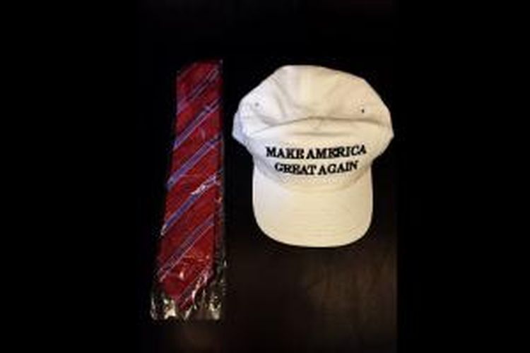 Topi dan dasi yang diberikan bakal calon presiden Amerika Serikat, Donald Trump, kepada Wakil Ketua DPR Fadli Zon.