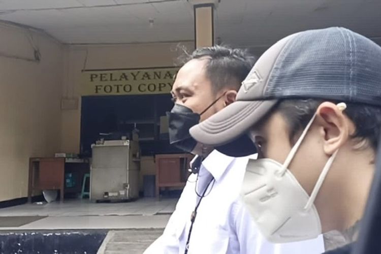 Kuasa Hukum mantan suami Wanda Hamidah, Daniel Patrick Schuldt Hadi, Vicky Alexander Arifin di Polres Metro Depok, Selasa (17/5/2022).