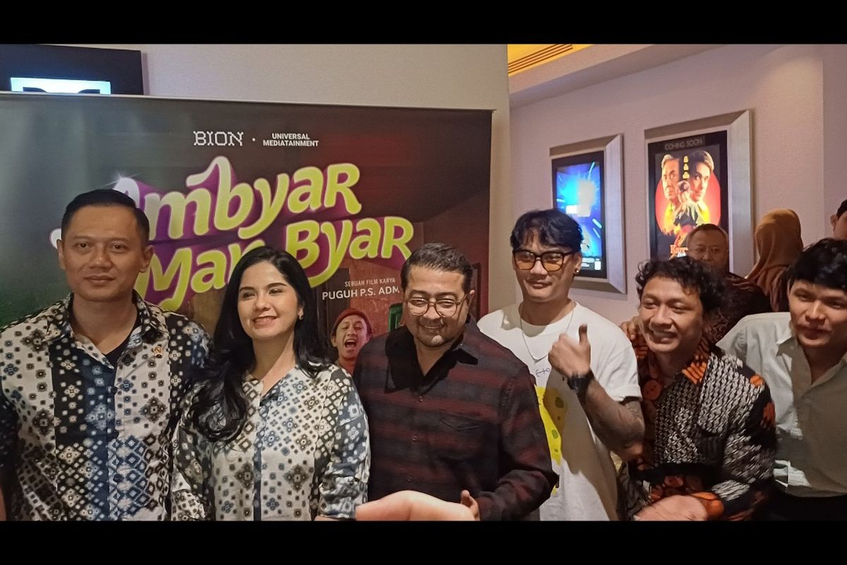 Menko Infrastruktur & Pembangunan Kewilayahan Agus Harimurti Yudhoyono (AHY), istrinya Annisa Pohan, Menekraf Teuku Riefky Harsya, bersama pemain film Ambyar Mak Byar usai nobar di Plaza Indonesia, Jakarta Pusat, Jumat (24/1/2025) malam.