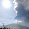 Gunung Lewotobi Semburkan Pijar Petir Disusul Abu Vulkanik Tebal