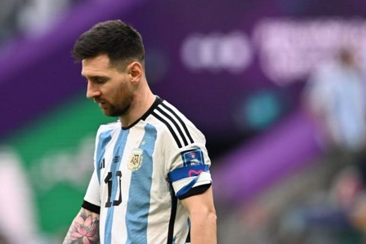 Lionel Messi tertunduk usai laga Argentina vs Arab Saudi pada pertandingan pertama Grup C Piala Dunia 2022 Qatar yang digelar di Stadion Lusail, Selasa (22/11/2022). Messi mencetak satu gol dan mengukir rekor, tetapi Argentina kalah 1-2 dari Arab Saudi.