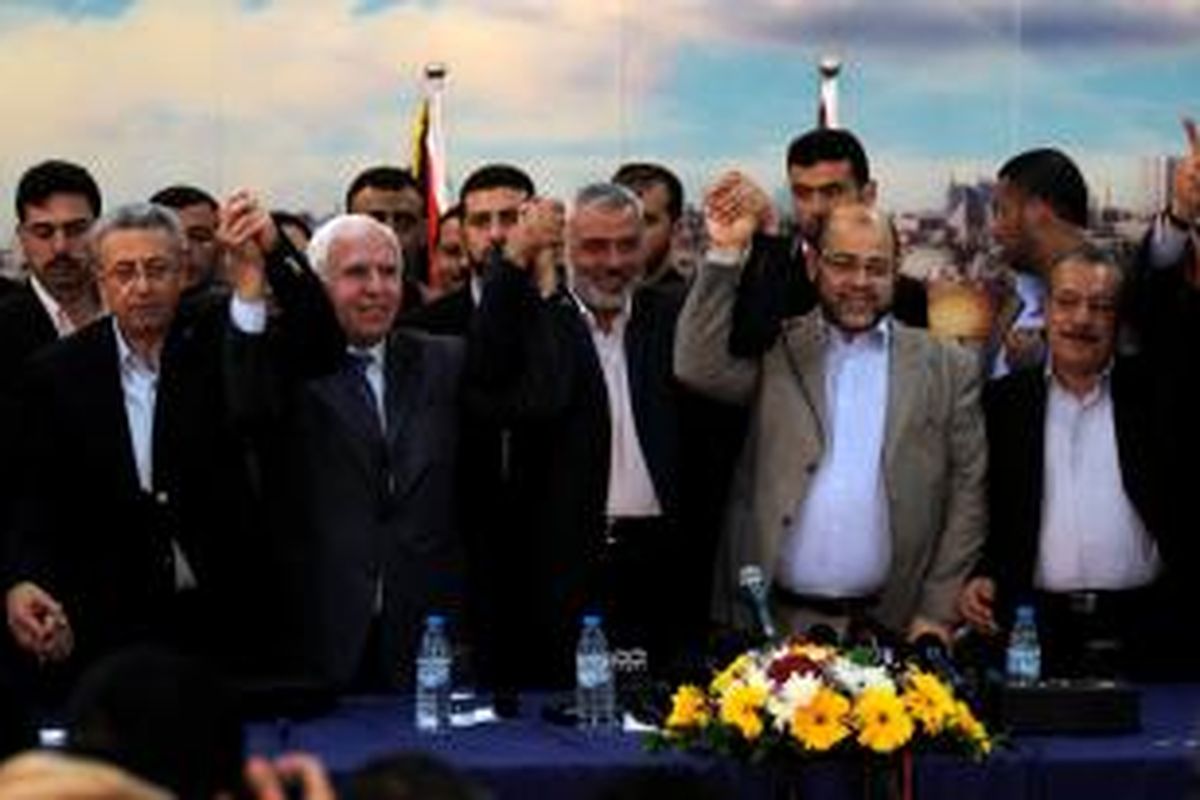 PM Hamas, Ismail Haniya (tengah) diapit delegasi PLO dari Tepi Barat, saat mengumumkan kesepakatan Hamas dan Fatah membentuk pemerintahan bersama sebelum menggelar pemilu dalam tujuh bulan.