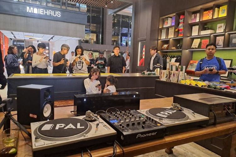 Pencinta Casio menikmati suasana retro sekaligus mengabadikan momen dalam acara Turntable Tales Vol.6 yang menghadirkan kolaborasi musik, fashion, dan Casio Vintage di Art & Science Store Ashta, Jakarta. 