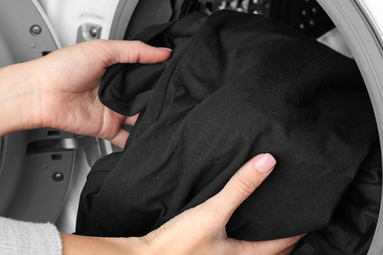 Ilustrasi mencuci baju hitam