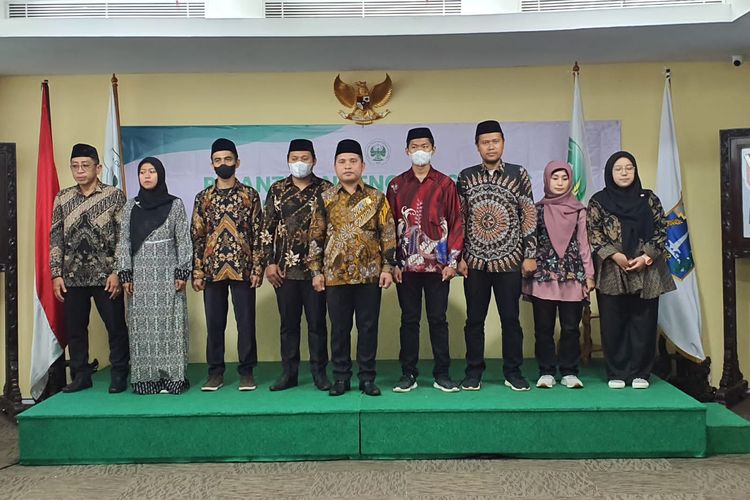 Wakil Rektor IV Universitas Muhammadiyah Jakarta Septa Candra (tengah) dilantik sebagai Ketua Umum Pengurus Ikatan Keluarga Pondok Pesantren Darunnajah Cipining (IKPDC) pada Jumat, 2 September 2022.