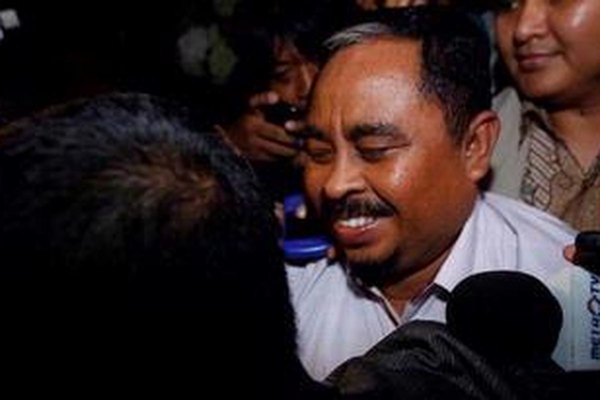 Presiden Partai Keadilan Sejahtera Luthfi Hasan Ishaaq, tiba di gedung Komisi Pemberantasan Korupsi (KPK),  Kuningan, Jakarta, Kamis (31/1/2012) dini hari. KPK menetapkan Luthfi sebagai tersangka karena diduga menerima suap dari pihak PT Indoguna Utama terkait kebijakan impor daging sapi.