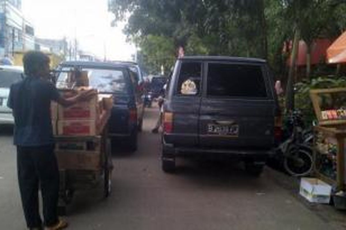 Parkir liar di depan PD Pasar Kebayoran Lama jadi penyebab kemacetan di kawasan itu, Senin (12/5/2014) 
