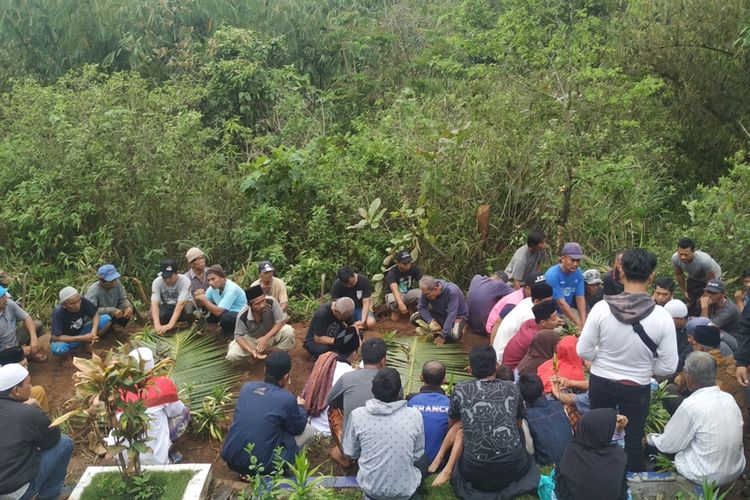 Suasana prosesi pemakaman tiga jenazah di tempat pemakaman umum (TPU) Kamandoran, Desa Karangtengah, Cibadak, Sukabumi, Jawa Barat, Senin (2/12/2019)