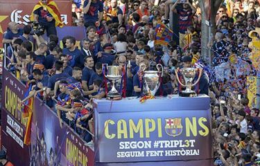 Para pemain Barcelona diarak memakai bus atap terbuka saat merayakan keberhasilan meraih treble winners, Minggu (7/6/2015). 