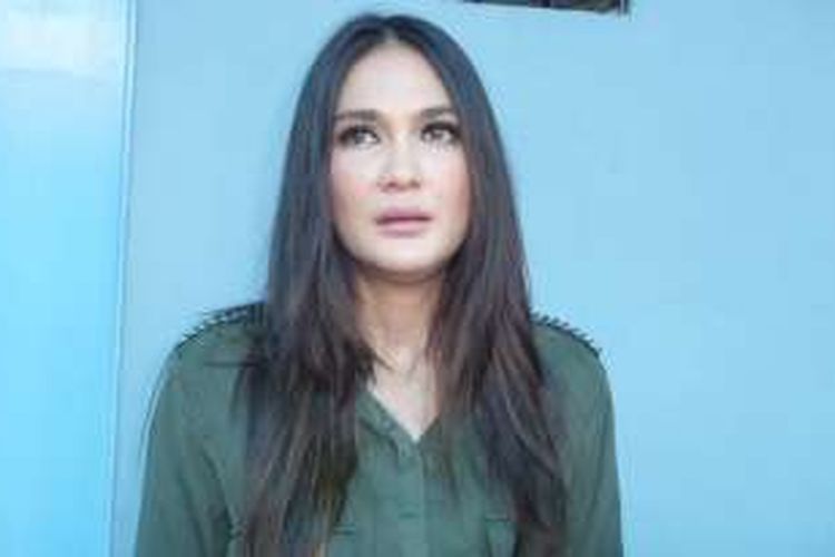 Luna Maya diabadikan usai mengisi bincang-bincang di studio Trans TV, Mampang Prapatan, Jakarta Selatan, Senin (7/11/2016).