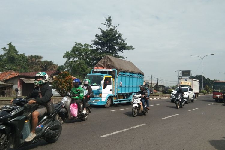 Arus Lalu Lintas di Jalan Lingkar Luar Karawang, arah menuju Cikampek, Jumat (29/4/2022).