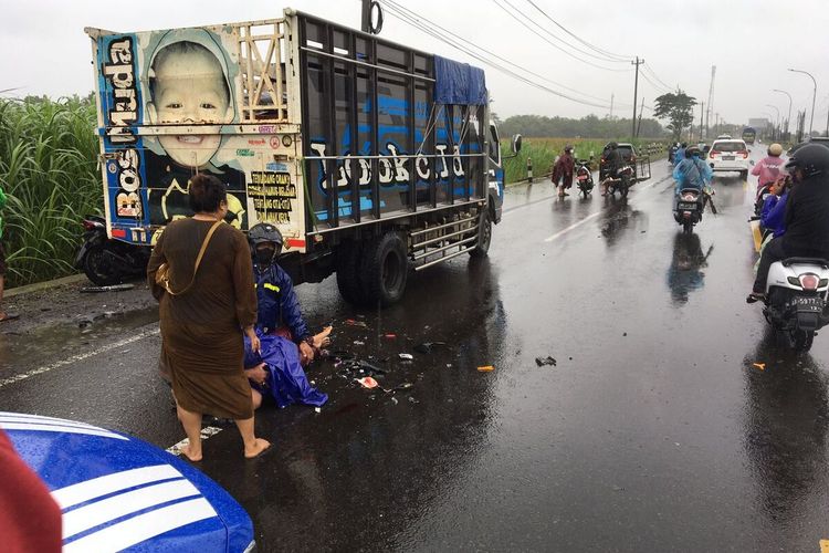 Satu pengendara motor tewas tak lama setelah menabrak truk berhenti di jalan nasional Jalan Jogja – Wates di wilayah Pedukuhan Karongan, Kalurahan Kedungsari, Kapanewon atau Kecamatan Pengasih, Kabupaten Kulon Progo, Daerah Istimewa Yogyakarta.