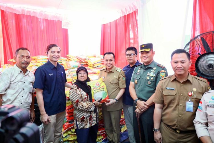 Pj Gubernur Sumsel Agus Fatoni meluncurkan Gerakan Pasar Murah Serentak Sumatera Selatan (GPMSS), di Halaman Kantor Den POM II/4 Palembang, Sumsel, Senin (29/1/2024). (Foto: Istimewa)

