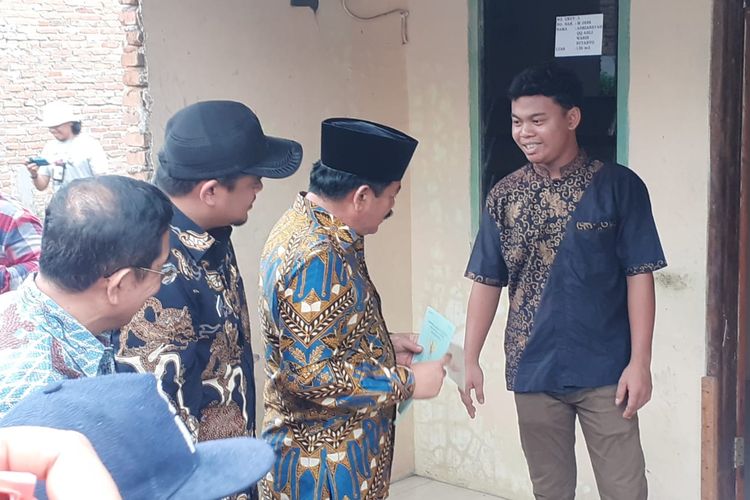 Penyerahan sertifikat tanah kepada warga Kecamatan Medan Denai, Kota Medan oleh Menteri ATR/Kepala BPN, Hadi Tjahjanto pada Kamis (20/7/2023).