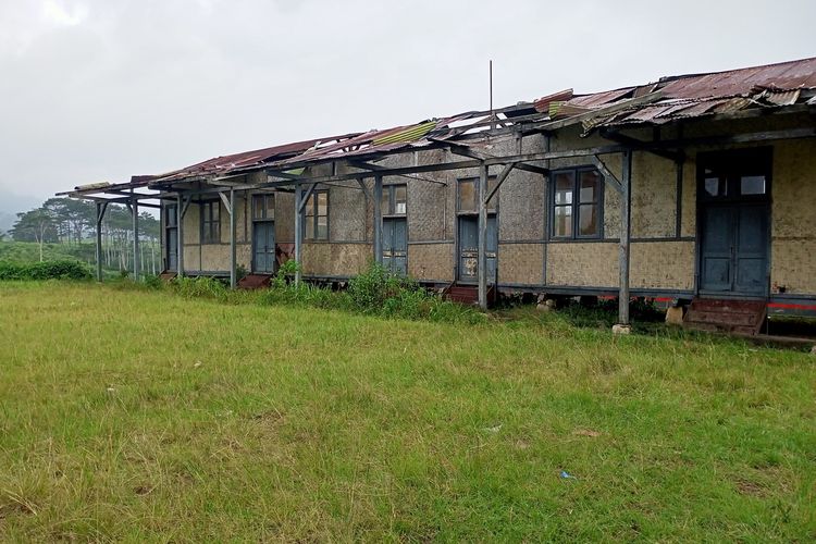 Vervoloog Malabar atau Sekolah Rakyat Malabar merupakan sekolah yang dibangun oleh Bosscha sebagai bentuk kecintaannya terhadap para karyawannya di Perkebunan Teh Malabar. Bosscha tak mau anak-anak karyawannya buta huruf dan tak mampu berhitung, ia membangun sekolah rakyat itu pada tahun 1901.