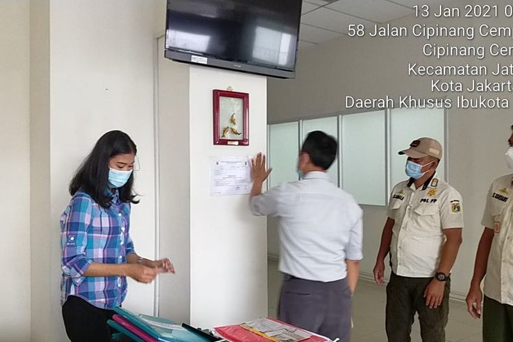 Satpol PP Jakarta Timur telah memberikan teguran tertulis kepada beberapa kantor yang masih belum menaati peraturan PPKM.